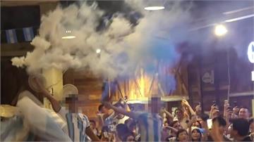 看比賽嗨過頭！球迷酒吧內點燃信號彈 警方火速開罰
