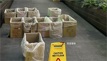 高雄小港機場多處漏水！ 民眾出境赫見12紙箱擺地...