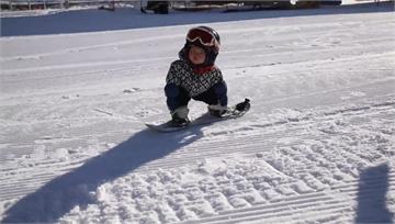 11月娃跳級練「單板滑雪」 轉圈架式十足紅到美國