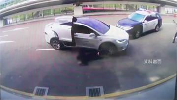 黃牛特斯拉攬客被警轟8槍 港女遭甩車外：以為會死...