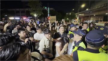 公館圓環抗議現場爆衝突！醉漢毆警、衝圓環 遭警方...