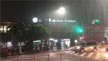 基隆傍晚大豪雨狂襲 八堵車站前嚴重積水