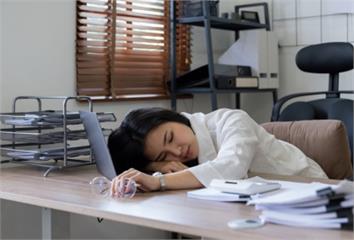 午睡多久最好？研究公布「黃金時間」  大腦老化可...