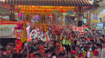 進喔！白沙屯媽祖深夜起駕 香燈腳擠爆拱天宮簇擁「...