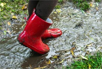 下雨穿雨鞋小心「5種腳疾」上身！  腳發紅、趾甲...