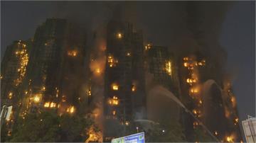香港住宅大樓延燒釀4死5傷！濃煙直竄、爆炸聲不斷...