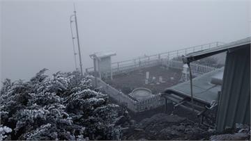 冷氣團發威 玉山「結霜+霧淞」雪白一片