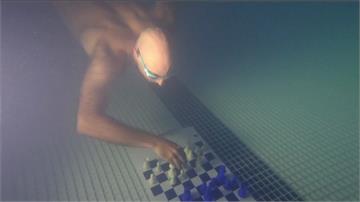 水中下西洋棋大賽 考驗棋手體力與心肺功能