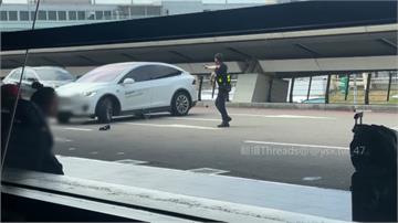 桃機攬客拒檢衝撞 警連開8槍制伏「黃牛司機」15...