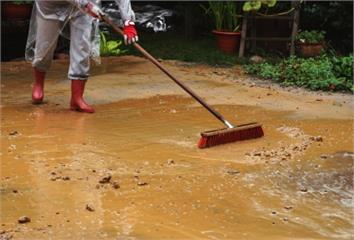 鏟子超人出現咳嗽、喉嚨痛？ 醫警告恐是粉塵進肺 