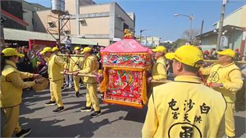 粉紅超跑來了！屏東里港玉賢宮開廟門迎媽祖 信眾擠...
