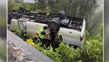 疑天雨路滑 載菲遊客中巴墜落谷釀16傷