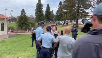 邦代海灘追悼活動 戴阿拉伯頭巾男被架走