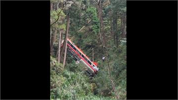 杉林溪園區驚傳遊覽車墜谷！連人帶車摔落3、40公...