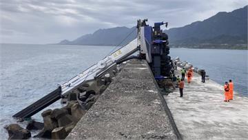 台東成功漁港吊車翻覆「吊臂插海面」駕駛當場不治 ...
