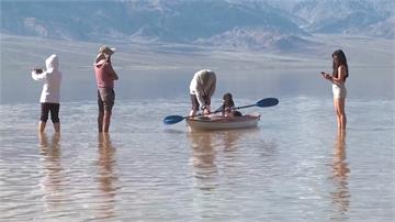 降雨量增！ 加州死亡谷罕見出現「臨時湖泊」 遊客...