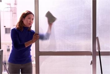 洗紗窗不用拆！達人曝「4步驟」乾淨又不易再髒 別...