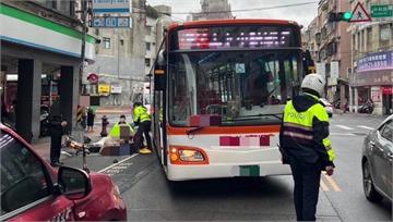 單車婦倒地遭公車輾亡！鑑定「司機無責任」 家屬轟...