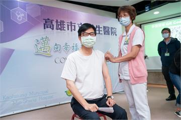 陳其邁挽袖打AZ 強調接種疫苗利大於弊