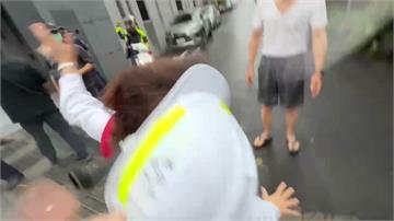 卓揆勘災插曲！ 嘉義市長黃敏惠腳踩水溝蓋滑倒重摔
