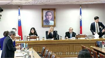 立院三讀「65歲長者免健保費」　衛福部示警：費用...