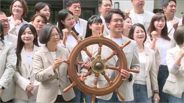 沈伯洋登記參選拚北市 蔡英文親送「船舵」勉勵：把台北帶往對的方向