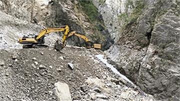 花蓮燕子口堰塞湖降挖工程奏效 水位每小時降3公分