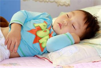 「7徵兆」看孩子是否有睡眠問題！ 常尿床、打呼要...