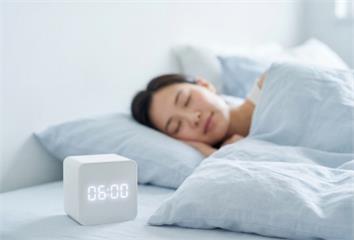 「右睡or左睡」比較好？醫：這姿勢有利大腦清廢物...