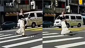 走伸展台？女子過斑馬線「抬腳擺拍」 騎士傻眼等3...