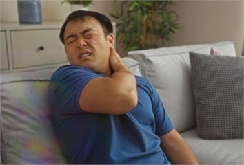 醫揭「4大習慣」害脊椎急速老化！幾乎人人都中 久...