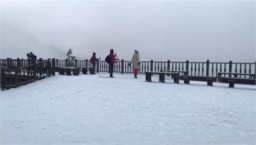 體驗漫步北國雪景 太平山下冰霰車陣長3km