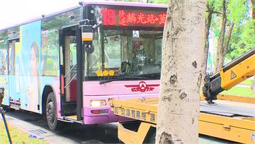 總統官邸旁爆嚴重車禍！乳癌名醫北上開會慘捲公車底...