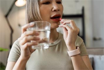 吞藥總是卡喉嚨？ 各劑型「正確姿勢」曝  膠囊要...