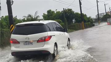 大雨炸台東！台鐵太晚公告停駛引發民怨 騎士濺起水...