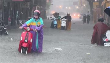 颱風才剛走！鹿港豪雨猛灌「水淹過膝」　上班族、學...