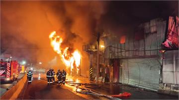 新北八里木工工廠發生大火！火勢延燒波及4間廠房 ...