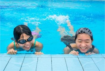 夏日戲水慎防感染！醫教「三要五不可」遠離水中疾病