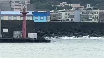 颱風警報剛解除！父子海釣遭大浪襲擊 兒斷牙擦傷、爸下落不明