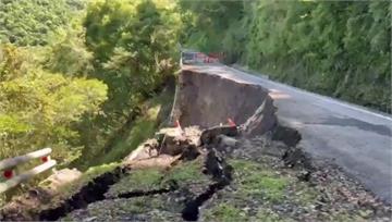 高雄梅山段路面崩塌　雙向交通中斷！