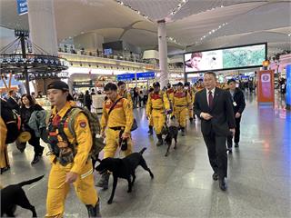 土耳其民眾「英雄式夾道鼓掌歡送」台灣搜救隊返國 