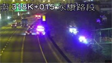 黑吃黑？他國道路肩翻邊坡逃逸 警消搜查發現大批鈔...