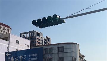 不知路口號誌「改箭頭」！騎士集體違規遭警攔下 引...