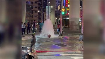 馬路驚現「水樂園」！ 吊車撞斷消防栓 水柱狂噴半...