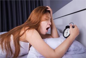 鬧鐘響前就醒來？醫揭「意想不到真相」  其實可能...