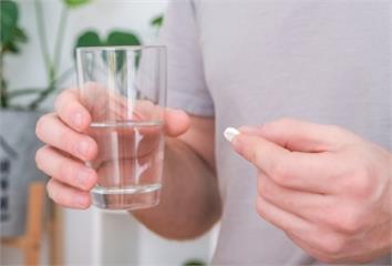 過期藥別亂吃！醫警告：受潮變質恐傷肝腎　保存錯誤等同「吃毒素」