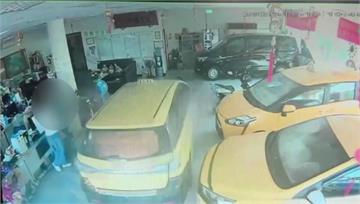 多次肇事「不滿遭收牌」！ 高雄小黃運將點火燒車衝...