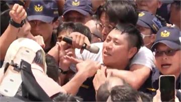 駁斥勒警！黃國昌受訪嗆記者「夠了沒」 要他後退別...