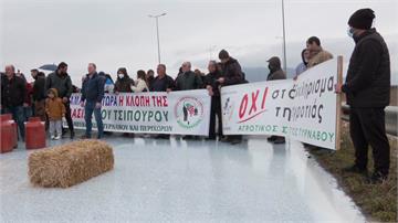 全球油價飆漲、萬物調價 希臘農民上街示威