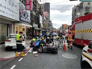 又是無照！土城轎車突暴衝「追撞5機車」 至少6人...